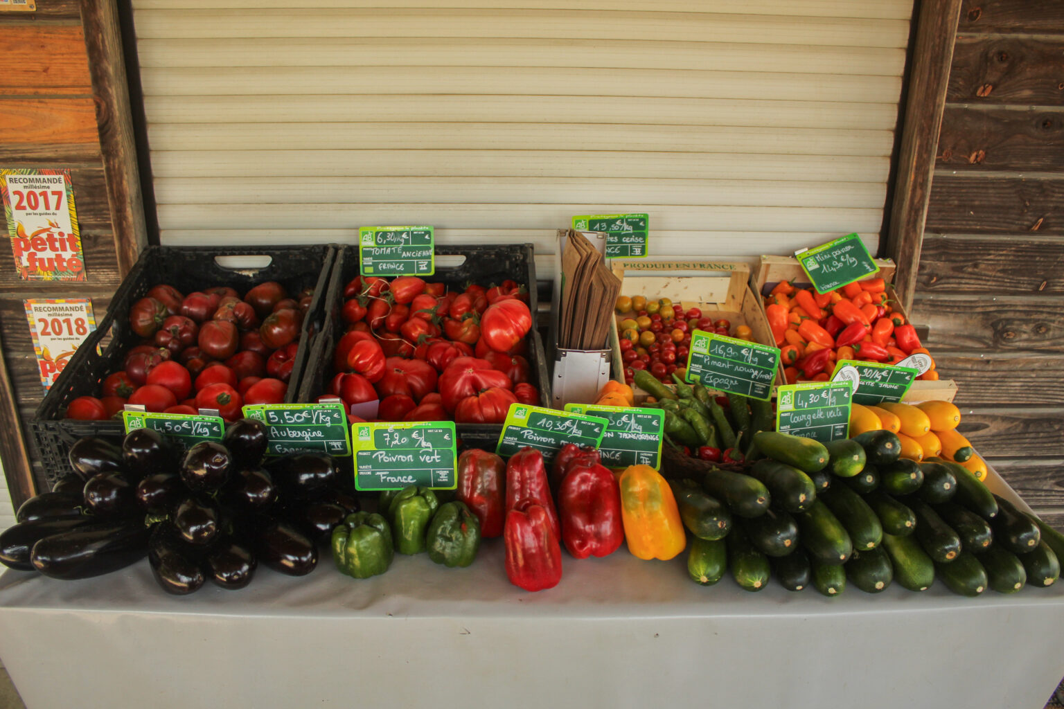 vente de fruits et légumes sur ferme avec étalage et prix
